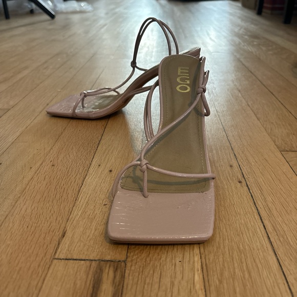 Nude strappy leather sandal with a touch of glamour - Picture 1 of 3